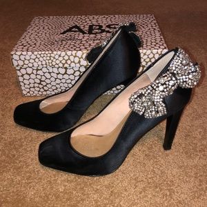 ✨DONATING SOON! Allen Schwartz Heels